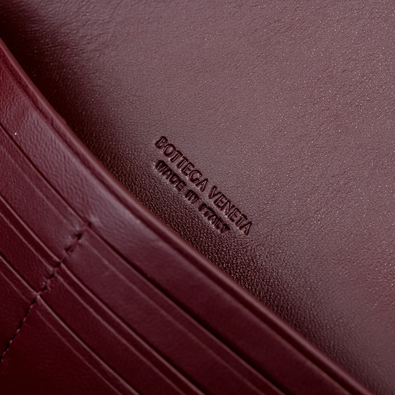 Batch 1360 #Bv New Deerskin Clutch 🎈 The deerskin brown bag with extra points for autumn and winter is so beautiful~🍂 Made of classic woven sheepskin and deerskin, it looks like Maillard for autumn and winter🤎 It can be held by hand, carried by hand or carried under the arm. The metal knot embellishment exudes temperament and nobility~ , equipped with a zipper compartment inside, it is a good companion for your daily life🧑‍❤️‍💋‍🧑, whether you are walking on the red carpet or attending a dinner, it will add a unique charm to you💞 Model: 741511 Size: 31x13x3
